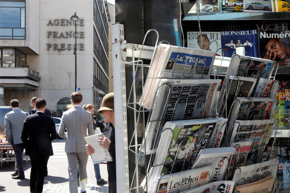 Presse : kiosque à journaux situé devant les locaux de l'AFP, à Paris