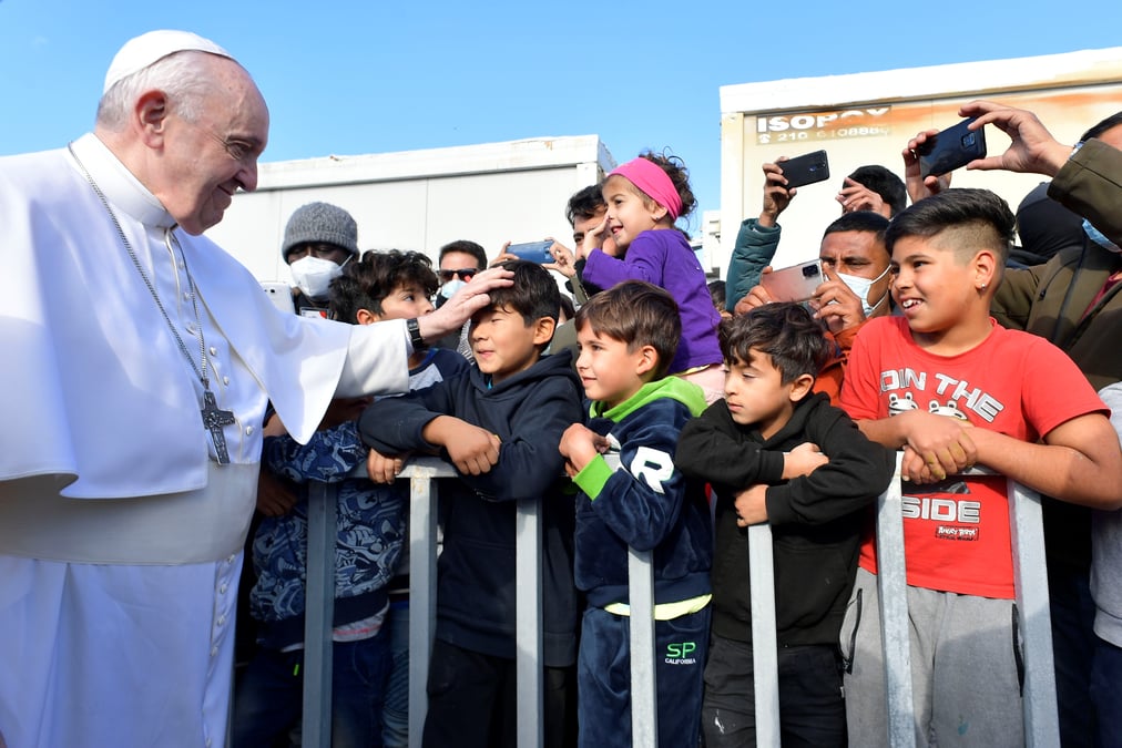 Le pape francois en grece, ou il a visite un camp de migrants a lesbos
