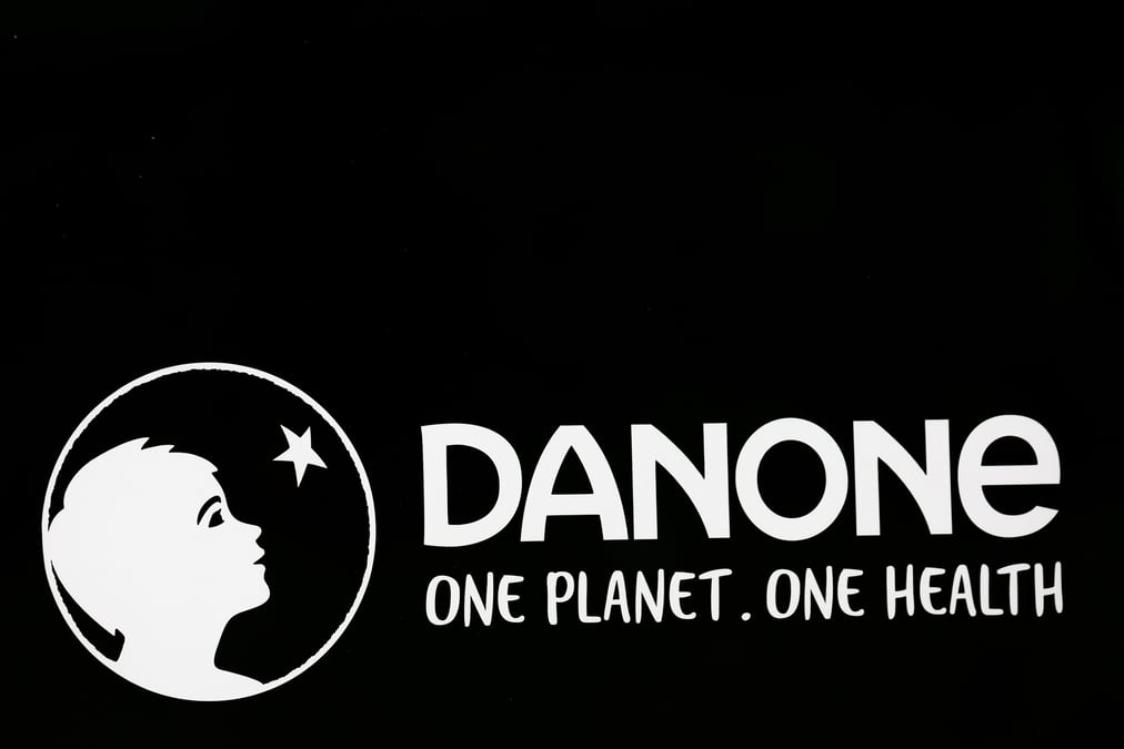 Le logo de danone au siege de l'entreprise a rueil-malmaison