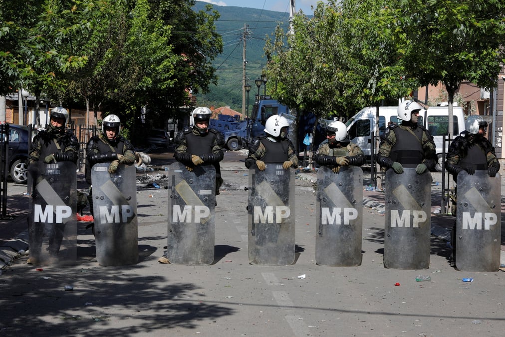 Des soldats polonais de la force de paix au kosovo (kfor) montent la garde devant un bureau municipal a zvecan