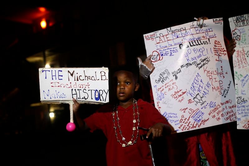 A Ferguson, le père du jeune Noir abattu appelle au calme