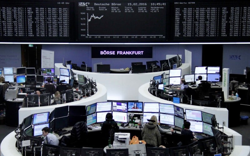 L'europe efface ses gains, deception sur le petrole