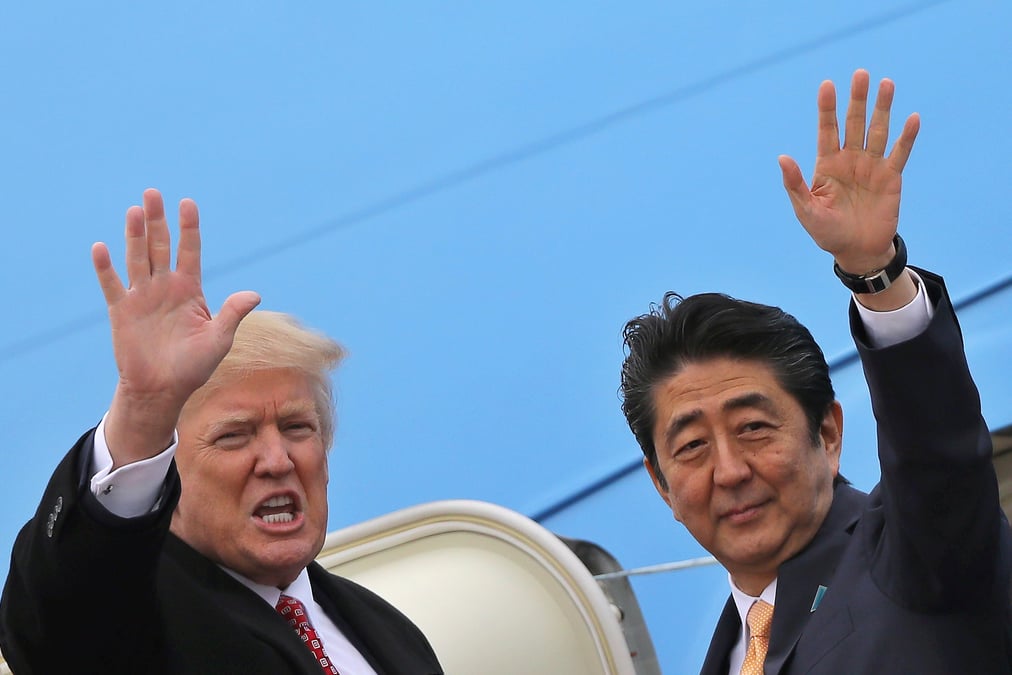 Trump et abe s'essaient en prive a la diplomatie par le golf