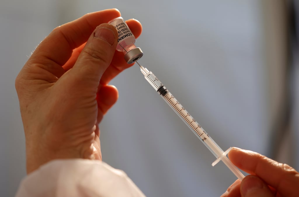 Coronavirus: la sortie de crise se dessine en france grace aux vaccins, dit macron