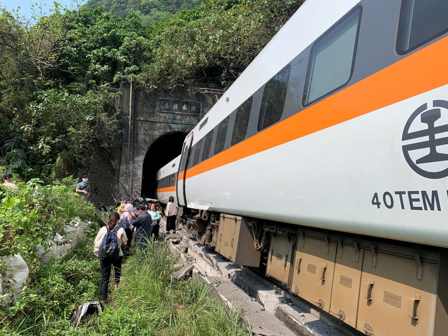 Au moins 36 morts dans le deraillement d'un train a taiwan