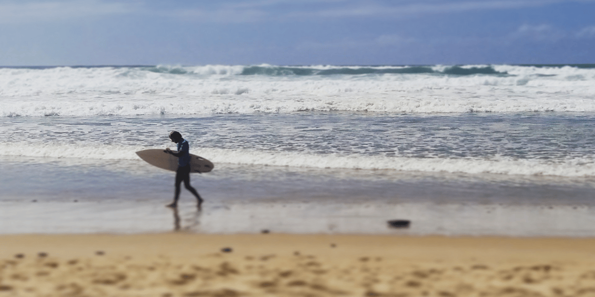 Surfeur sur la plage de Lacanau