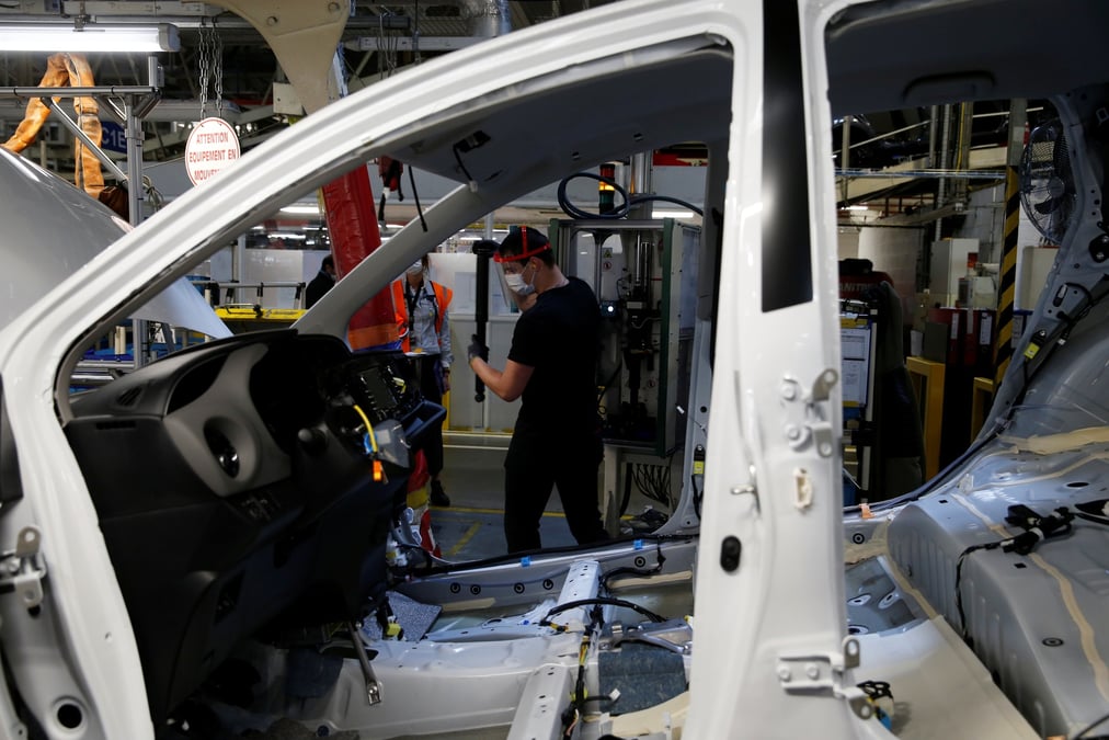 Des employes travaillent sur la chaine de montage d'automobiles dans l'usine toyota motor