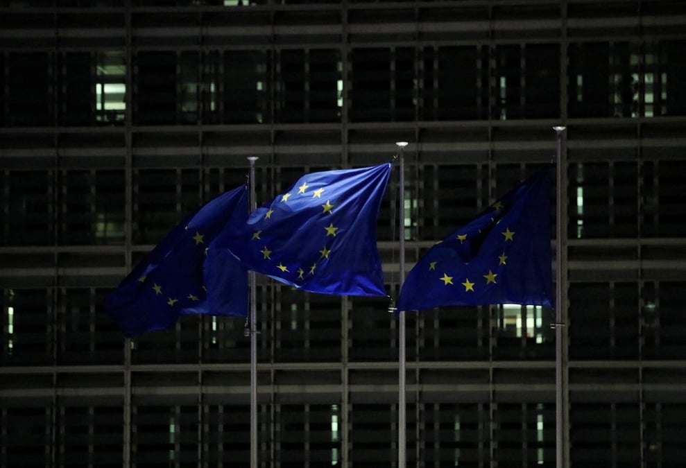 Les drapeaux de l'ue flottent devant le siege de la commission europeenne a bruxelles