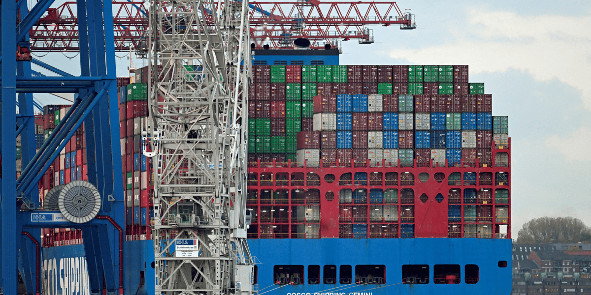 Le cargo "cosco shipping gemini" au terminal a conteneurs "tollerort" dans le port de hambourg, en allemagne
