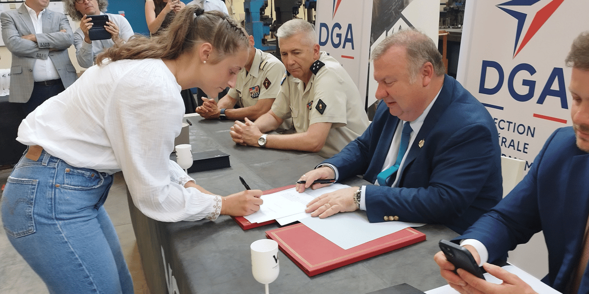 Les premiers réservistes ont signé avec Emmanuel Chiva, délégué général de l'Armement.