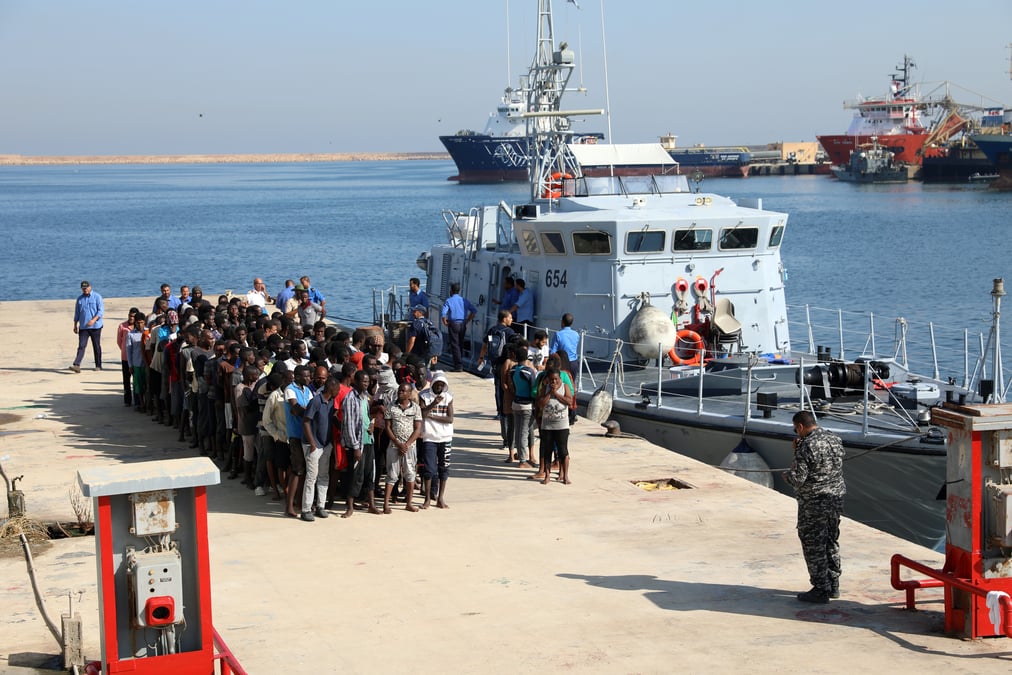 La garde-cotes libyenne secourt 300 migrants au large de tripoli
