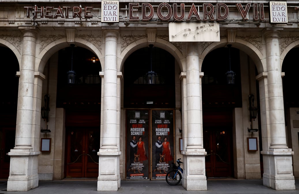 Des lieux de culture pourraient rouvrir a la mi-mai, dit macron