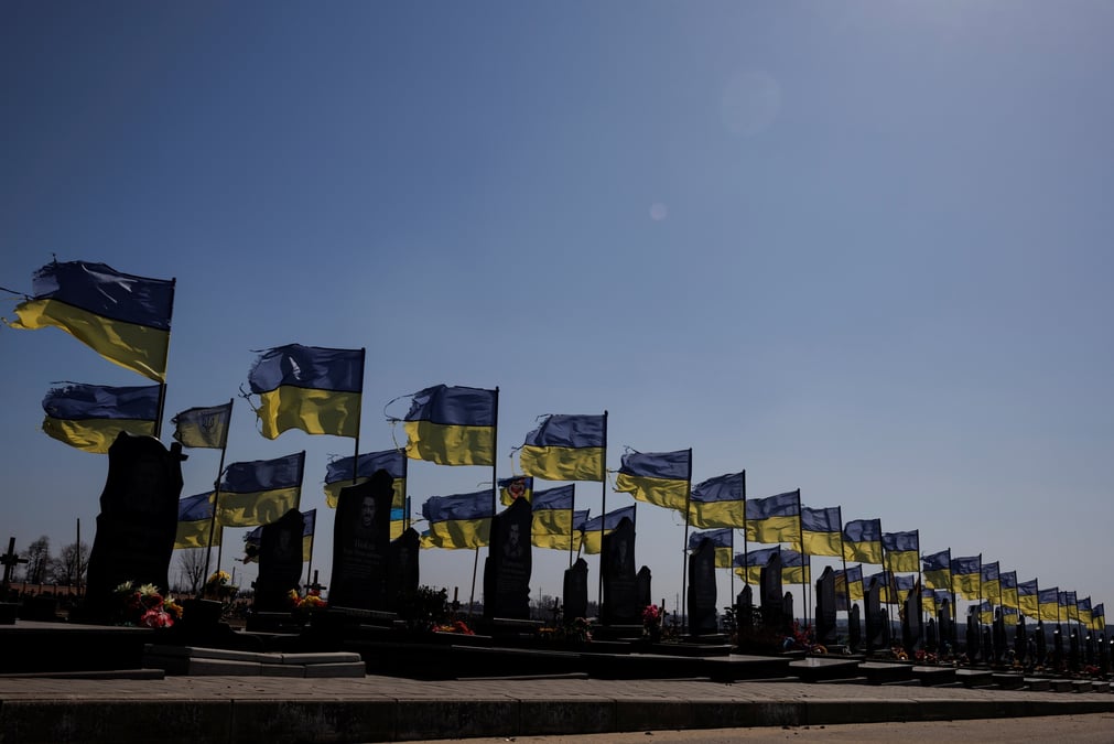 Des drapeaux nationaux ukrainiens flottent sur les tombes de soldats morts au combat