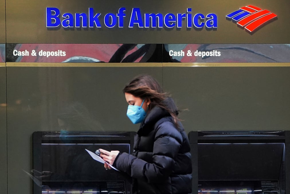 Photo d'archives d'une femme passant devant une enseigne de bank of america