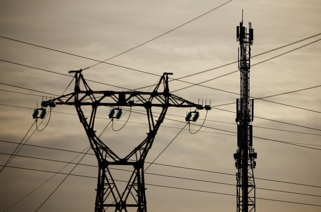 Des lignes electriques a reze pres de nantes, france