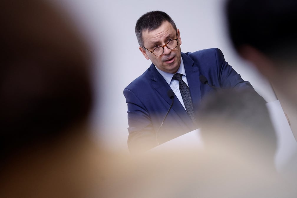 Fin octobre, l'agence Reuters a assuré que Luc Rémont pourrait quitter la présidence d'EDF si la nouvelle régulation des prix de l'électricité devait entraîner des prix trop bas, limitant les capacités d'investissement du groupe.