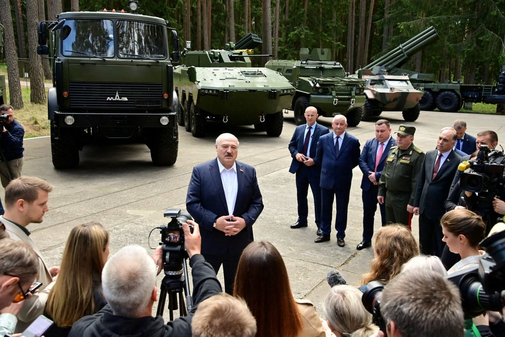 Le president bielorusse alexandre loukachenko visite un complexe militaire
