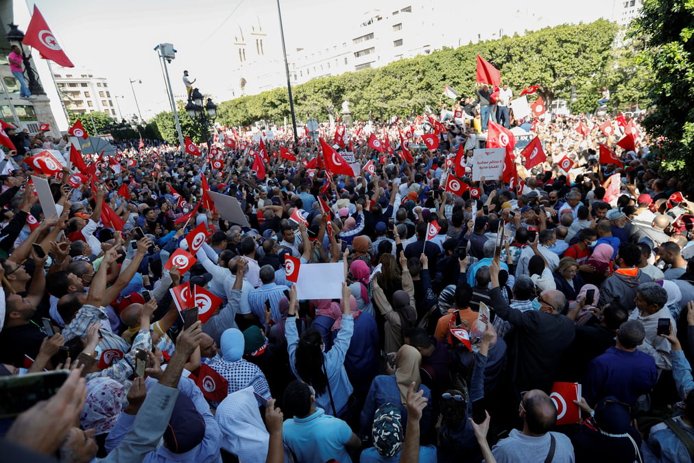 Des milliers d'opposants reunis a tunis contre le president saied