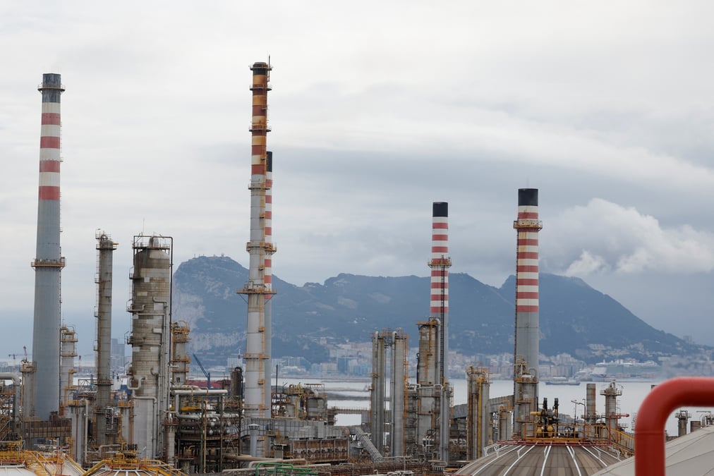 Une usine d'hydrogene vert au cepsa energy park a san roque, en espagne