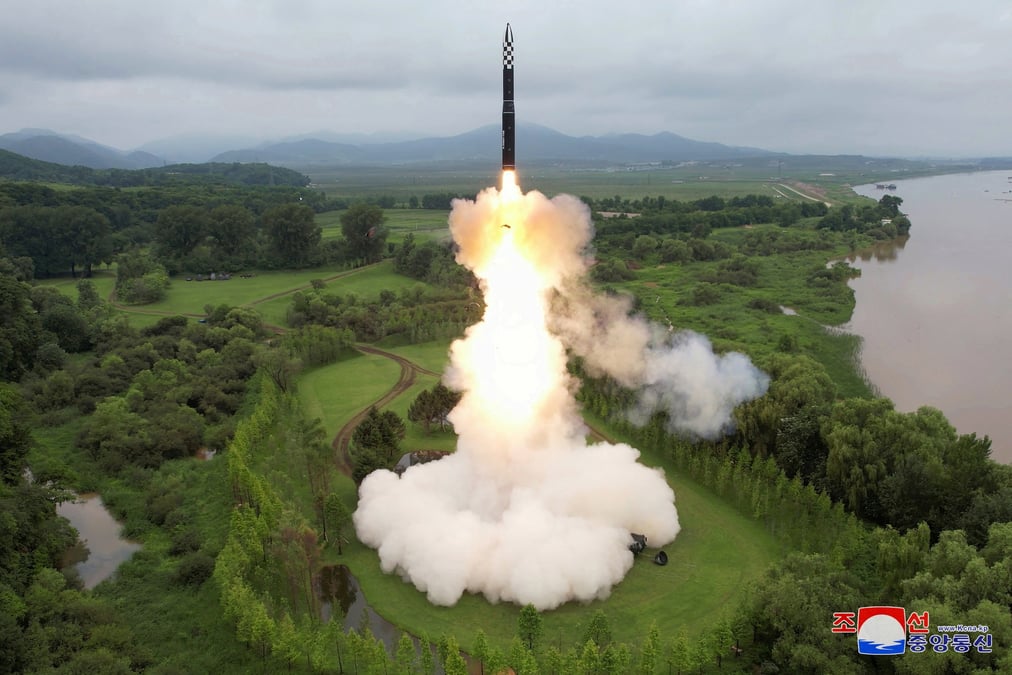 Le missile balistique intercontinental hwasong-18 est lance depuis un lieu tenu secret en coree du nord