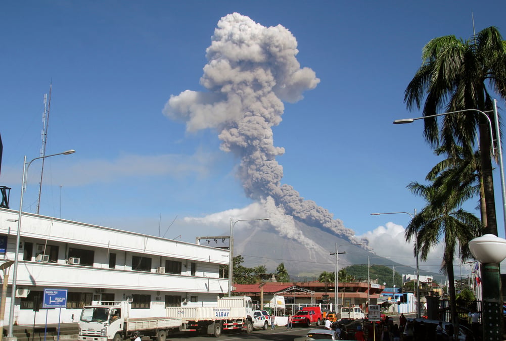 Plus de 60.000 evacues autour du volcan mayon aux philippines