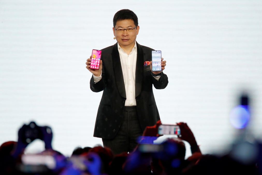 Huawei presente son nouveau smartphone a paris malgre les soupcons