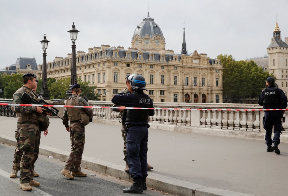 Attaque au couteau a la prefecture de paris, un mort et l'auteur tue
