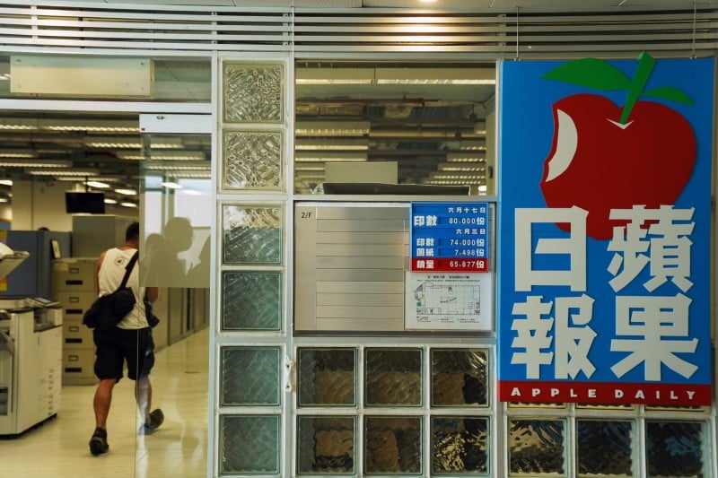 Hong kong: deux dirigeants d'apple daily accuses de collusion avec des forces etrangeres