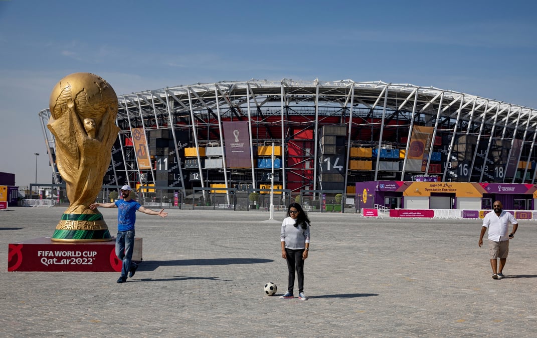 Des fans a l'exterieur du stade a doha, avant la coupe du monde fifa au qatar