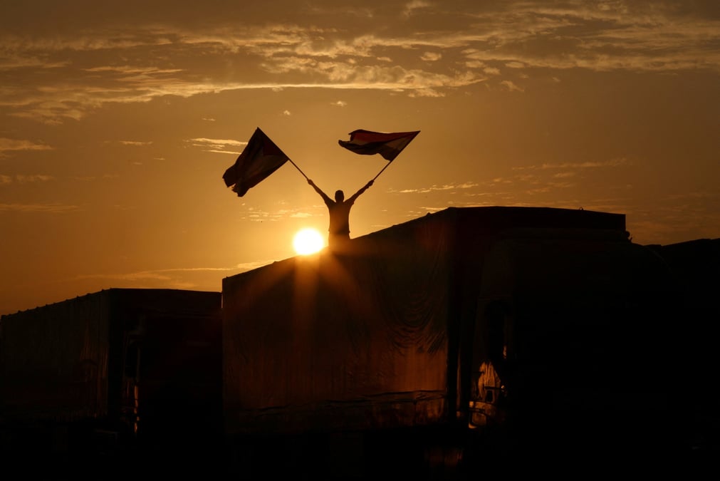 Des camions transportant de l'aide humanitaire pour les palestiniens sont vus a rafah