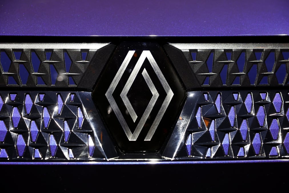 Le logo de renault est visible sur une voiture exposee lors de la journee des investisseurs du groupe consacree a sa nouvelle unite de vehicule electrique ampere a paris