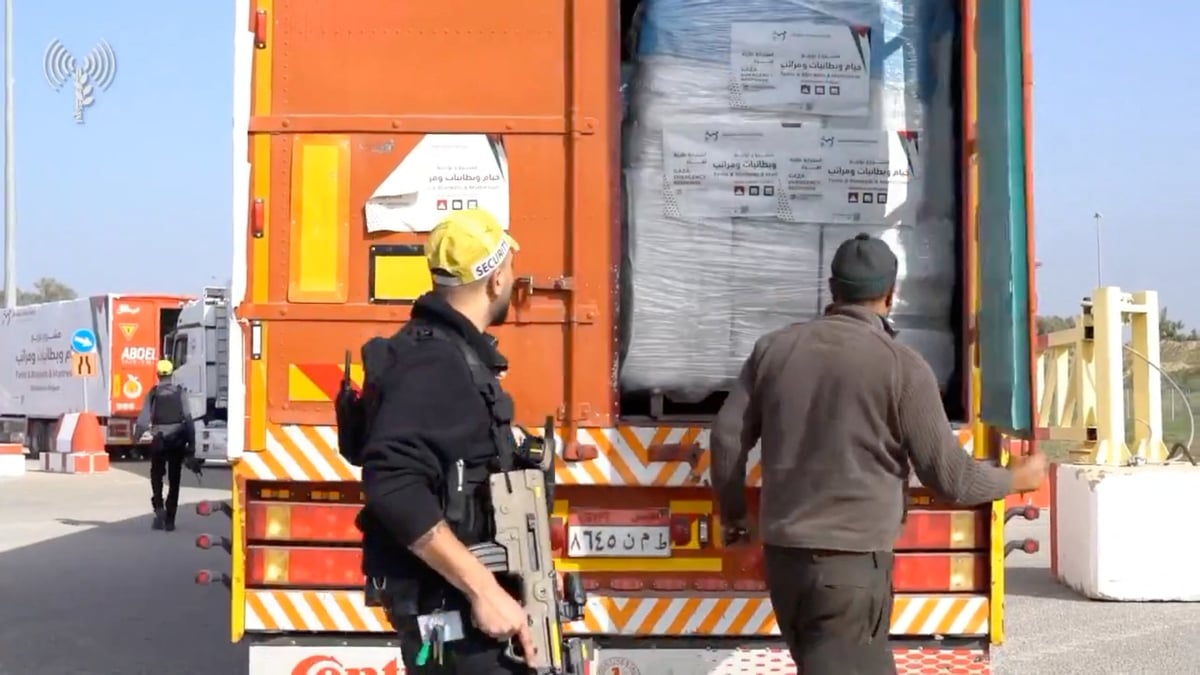 Des camions d'aide humanitaire font la queue pour etre inspectes au passage de kerem shalom