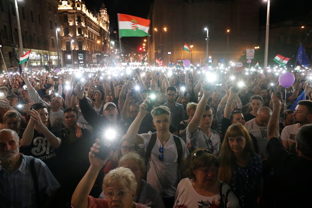 Des dizaines de milliers de manifestants contre orban a budapest