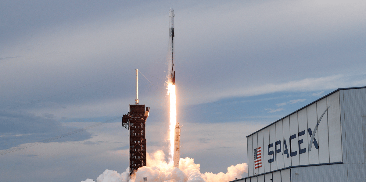 Un lancement de fusee spacex