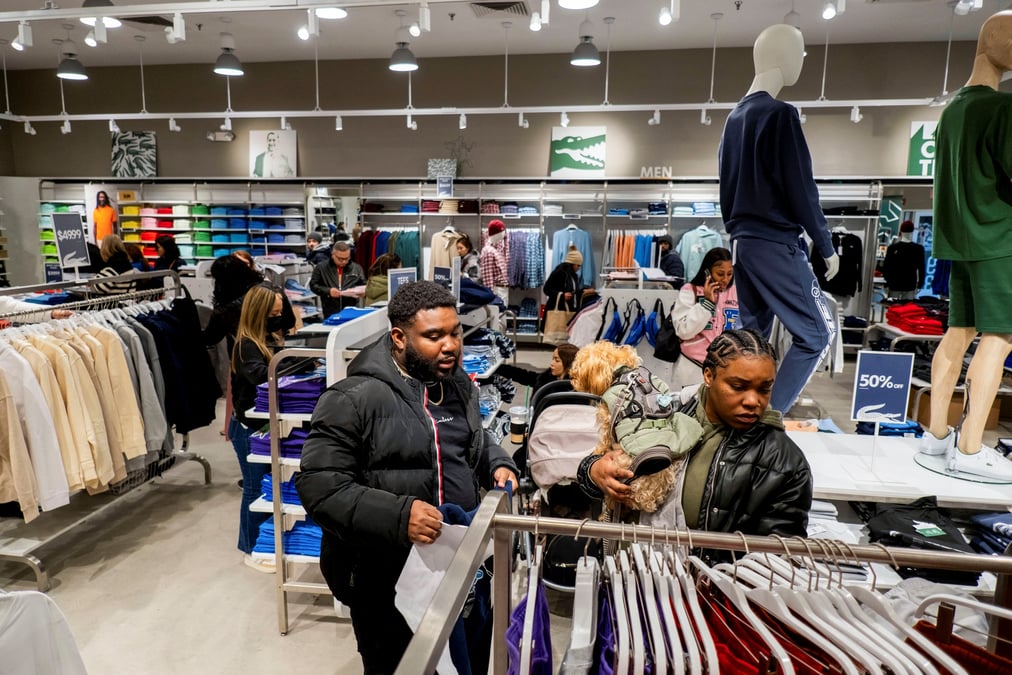 Des clients dans un centre commercial aux etats-unis