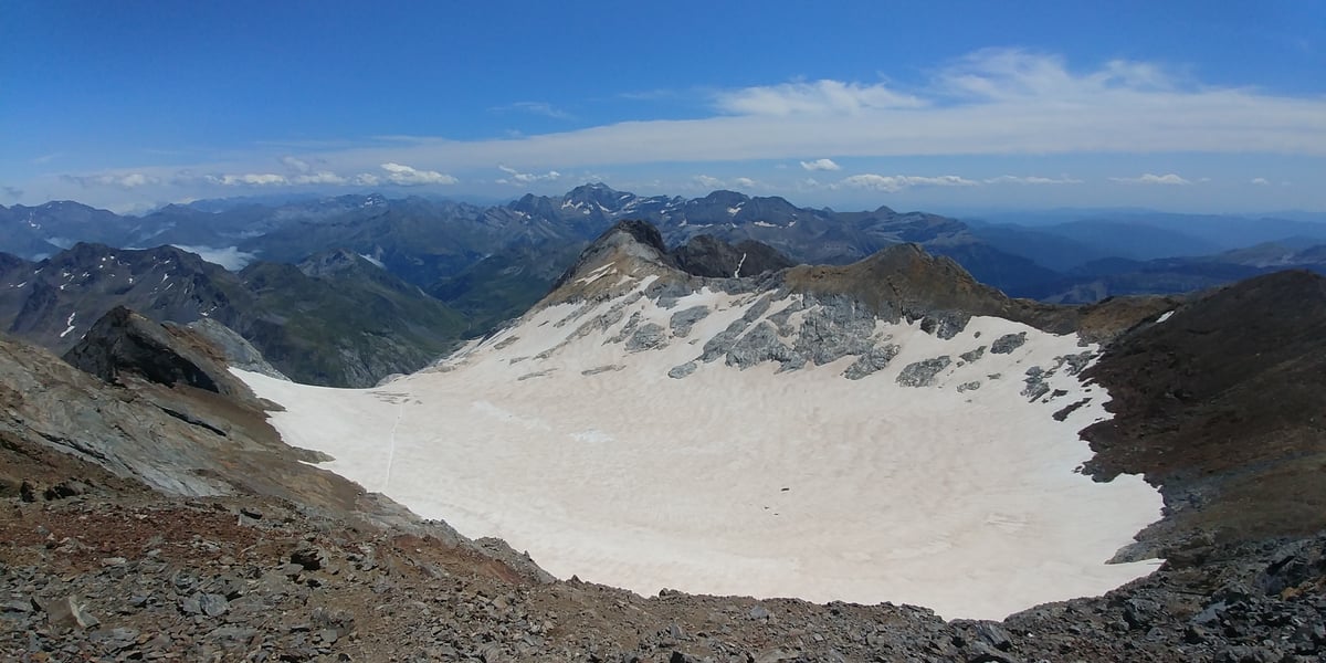 Le glacier d'Ossoue dans le massif du Vignemale (Hautes-Pyrénées), à 3.000 m d'altitude, en août 2021.