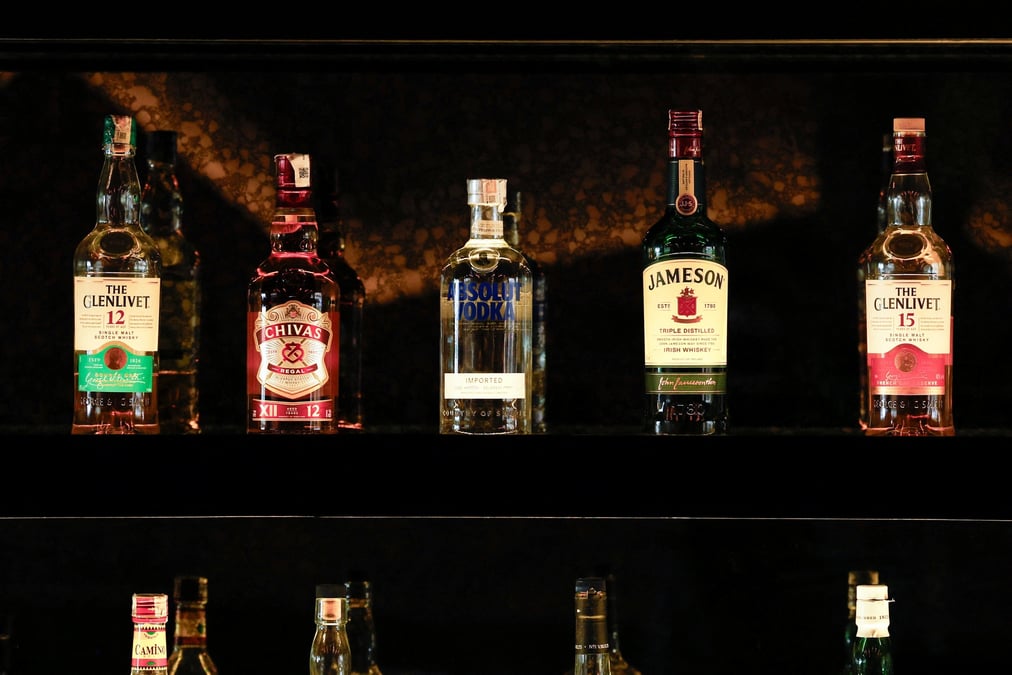 Des bouteilles des marques de pernod ricard dans un bar