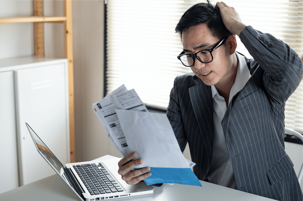 homme papiers perdu réflexion