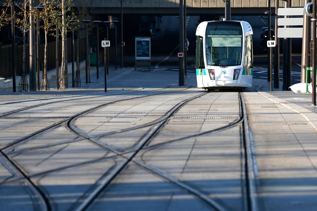 Les premiers exemplaires des tramways commandés par IDFM à Alstom devraient être déployés sur le T1 d'ici la fin de l'année pour remplacer peu à peu un matériel vieillissant.