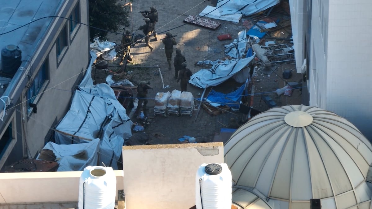 Des soldats israeliens conduisant des operations militaires dans l'hopital al chifa de gaza