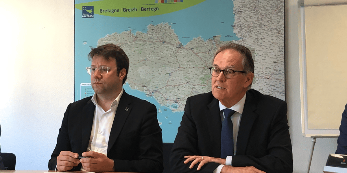 Loïg Chesnais-Girard et Alain Cadec, présidents de la Région Bretagne et du Conseil départemental des Côtes d'Armor ont officialisé vendredi matin la création de l'usine coopérative La Coop des masques.