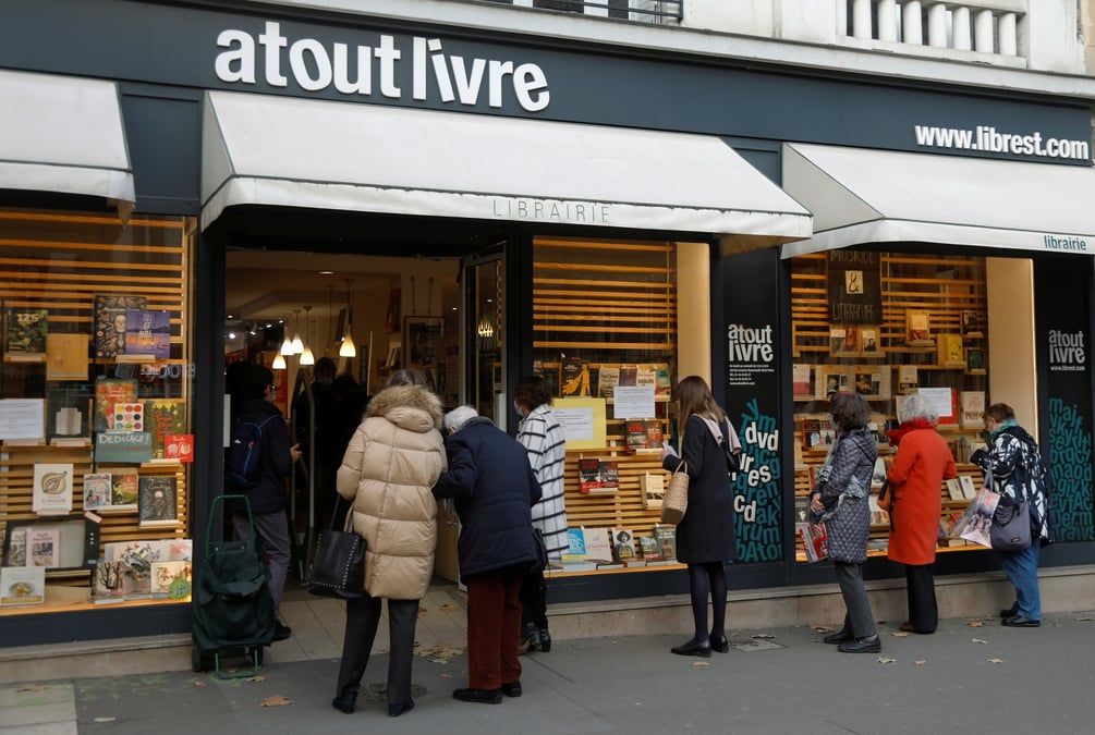 Macron annonce la reouverture des commerces samedi en france