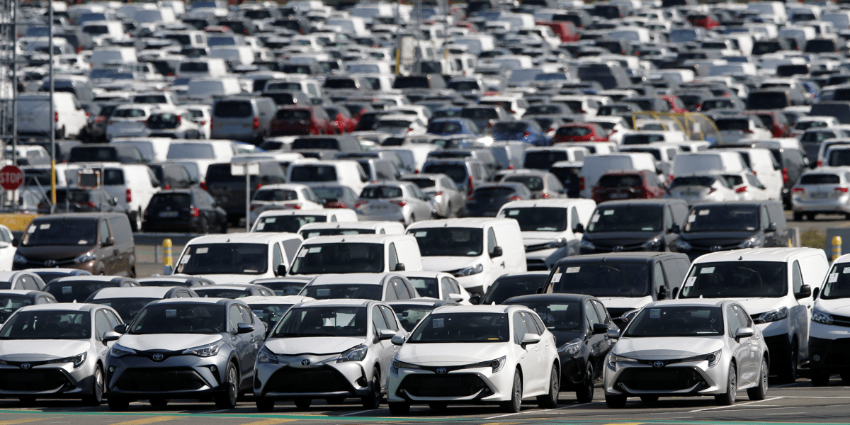 Voitures neuves garees a l'usine toyota motor manufacturing france a onnaing
