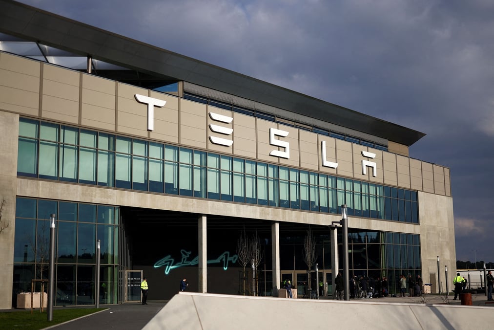 Pour cette usine Tesla occupant 300 hectares et où travaillent plus de 12.000 salariés, le préjudice de cet incendie est estimé par le groupe à plusieurs centaines de millions d'euros.