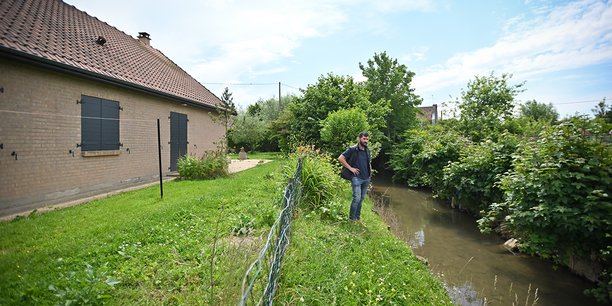 Jean-François Ghillebaert devant un bras de l’Aa qui borde sa maison, à Blendecques.
