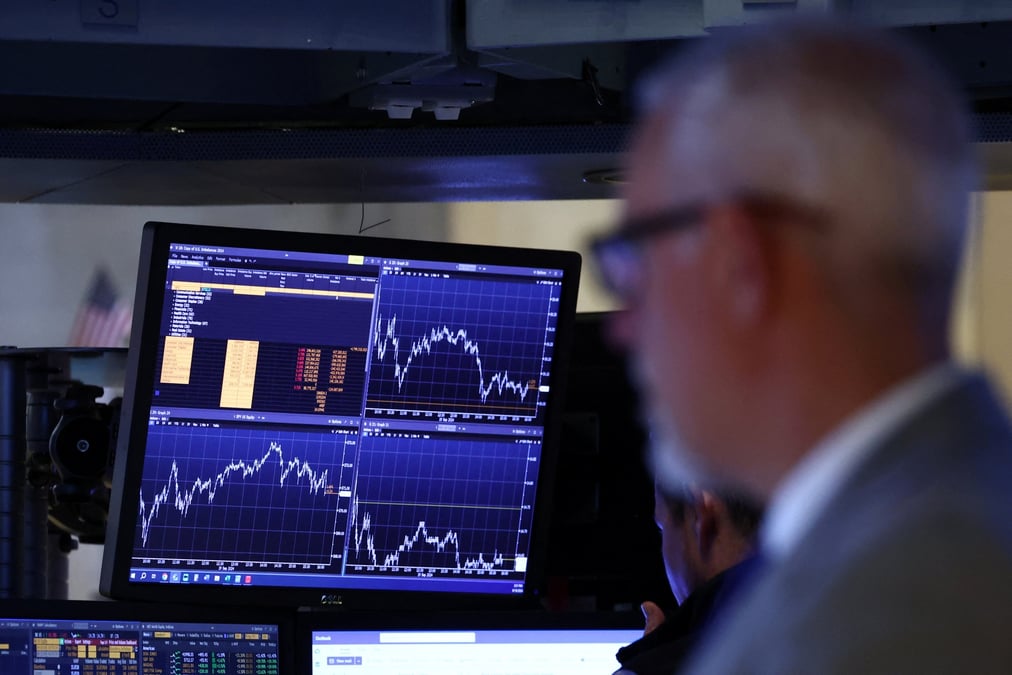 Des traders travaillent a la bourse de new york