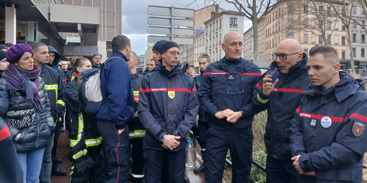 Les syndicats du SDMIS ont multiplié les actions ces derniers mois : blocage des voies de la gare Part-Dieu, interruption de plusieurs projections lors de la Fête des lumières, construction d'un "mur de la honte" devant les locaux de leur état major etc. Ici, devant la Métropole de Lyon, en janvier 2025.