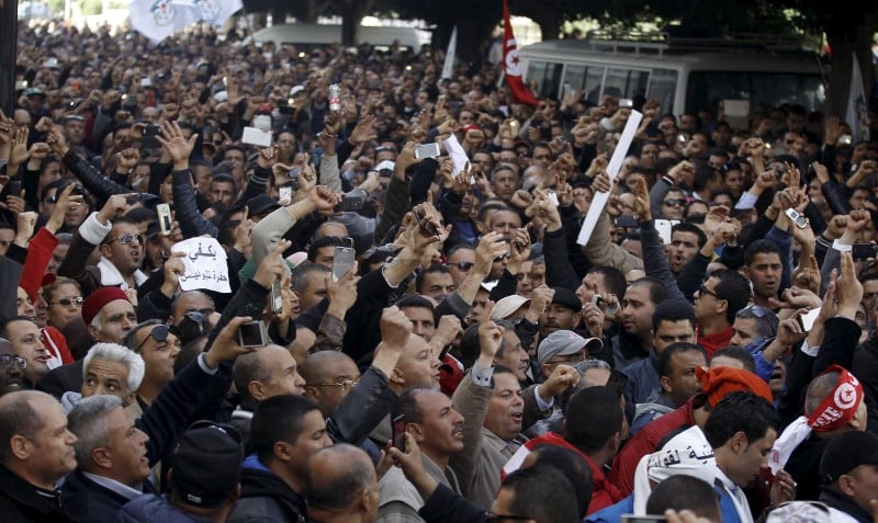 Les policiers tunisiens manifestent
