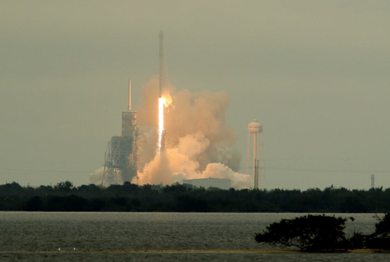 Lancement reussi d'une fusee spacex depuis cap canaveral