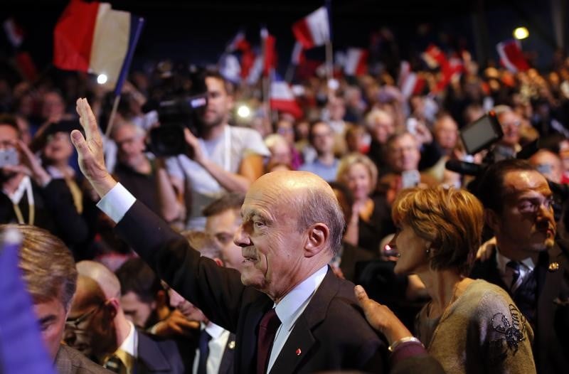 Une centaine de jeunes "juppeistes" rejoignent macron